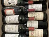 plusieurs bouteilles de vin dans une caisse sur la table