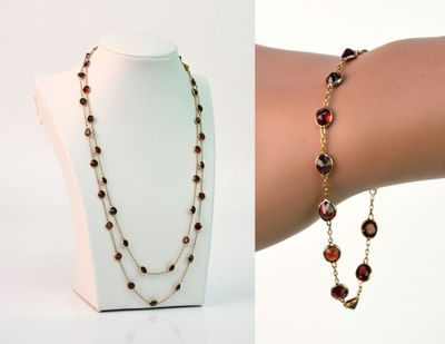 deux photos de la main d'une femme portant un collier et un bracelet