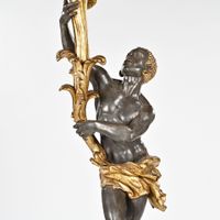 Porte-torchère en bois doré argenté et laqué à décor d'un Ma… (photo 2)