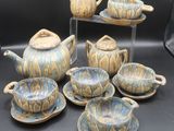 plusieurs pièces de poterie posées sur une table noire