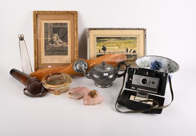 une photo d'un appareil photo, une photo d'une photo, une photo d'un homme et d'une femme, ainsi que d'autres objets posés sur une table