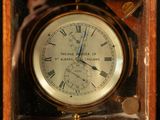 une horloge avec des chiffres romains sur le cadran