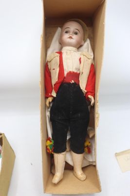 une poupée posée dans une boîte sur une table