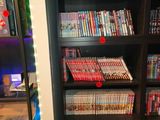 une étagère de livres avec de nombreux DVD dans une pièce
