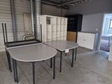 deux tables qui se trouvent dans une pièce