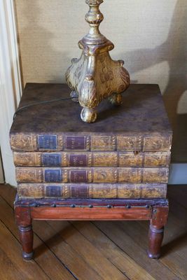 une lampe posée au sommet d'une pile de livres
