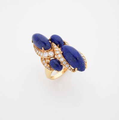une bague en or 18 carats, avec du lapis-lazuli et des diamants