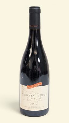 une bouteille de vin posée sur une table