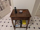 une petite table sur laquelle sont posés des magazines, dans une pièce
