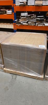 une grande pile de cartons sur une palette dans un entrepôt