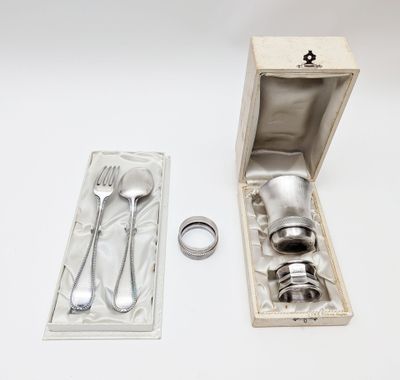 un service d'argenterie dans un coffret, comprenant une cuillère et une fourchette