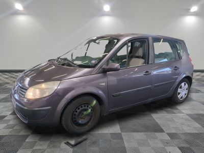 une photo d'une voiture violette garée dans un showroom