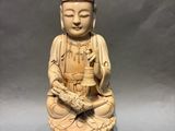 une image représentant une statue de Bouddha coiffée d'une couronne