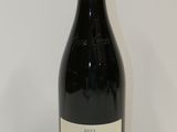 la bouteille de vin est posée sur la table à côté du mur