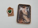 une petite image représentant une femme, sur laquelle figure un cœur vert