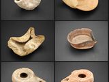 Plusieurs pièces de poterie antique sont exposées sur un fond noir