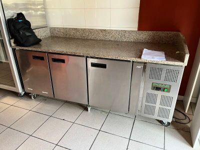 un comptoir en acier inoxydable sur lequel est posé un sac