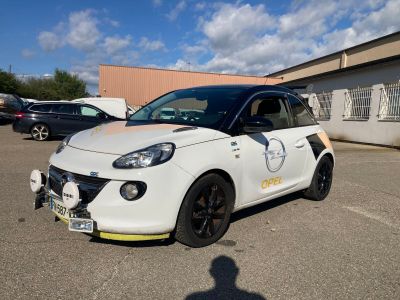 une petite voiture blanche garée dans un parking