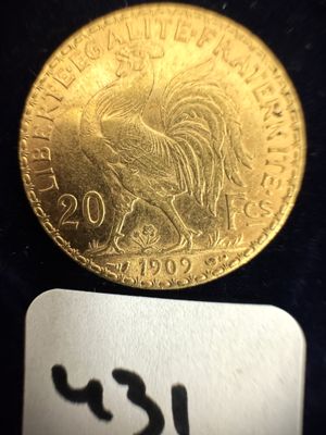 gros plan d'une pièce d'or sur une surface noire