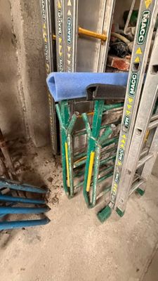 un tas de pelles posé à côté d'une pile d'échelles