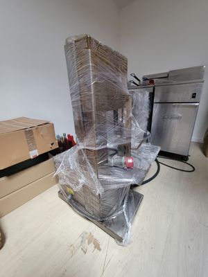 une pile de cartons posée sur une table au milieu d'une pièce