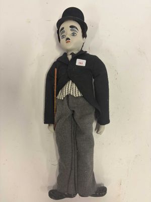 un homme ravissant, coiffé d'un haut-de-forme et muni d'une canne