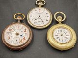 trois types différents de montres de poche sur un fond noir