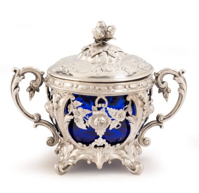 un bol ancien en argent et en verre bleu, muni d'un couvercle et posé sur un socle
