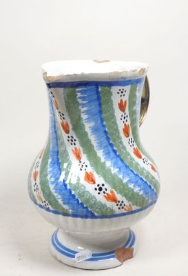 un vase bleu et vert posé sur une table