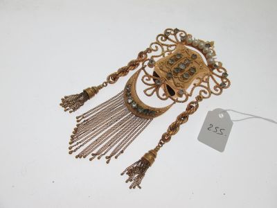 une photo d'une broche posée sur une table
