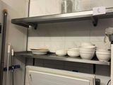 une cuisine avec un évier et une cuisinière