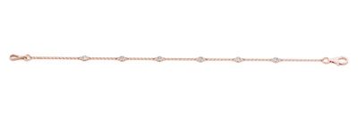 un bracelet en or blanc avec des diamants sur fond blanc