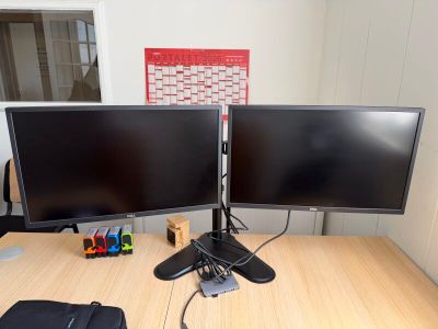 deux écrans posés côte à côte sur un bureau