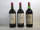 trois bouteilles de vin sont alignées sur une surface blanche