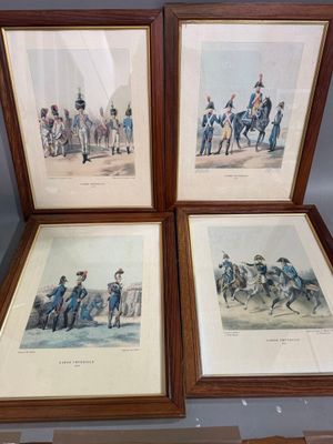 trois reproductions encadrées représentant des hommes en uniforme, exposées dans une pièce