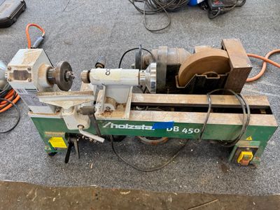 une machine posée par terre à côté d'un tas de fils