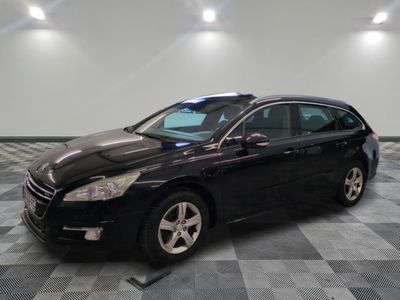 la photo d'une voiture noire sur un sol en damier