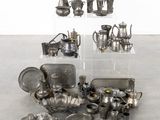 beaucoup d'objets en argent éparpillés par terre