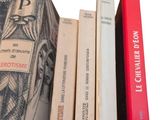de nombreux livres rangés les uns à côté des autres sur une étagère
