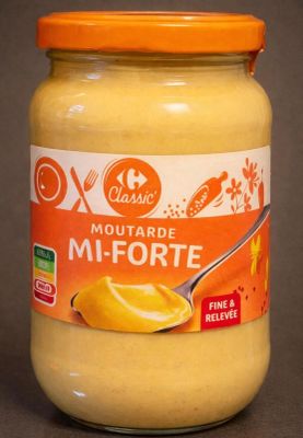 un pot de nourriture posé sur une table