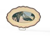 une assiette sur laquelle est représentée une scène de plage