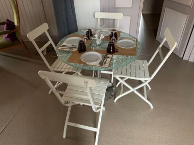 une table et des chaises installées dans la cuisine