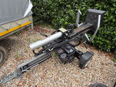 une machine qui se trouve sur le gravier