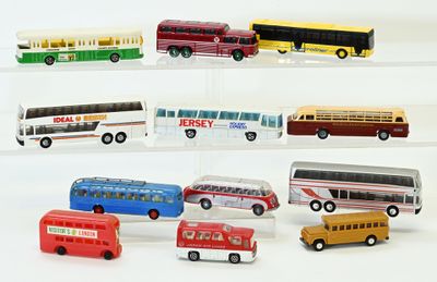 de nombreux petits bus exposés sur une étagère transparente