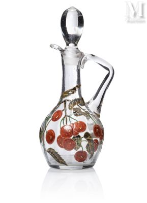 une image représentant une bouteille en verre ornée d'un motif de cerise