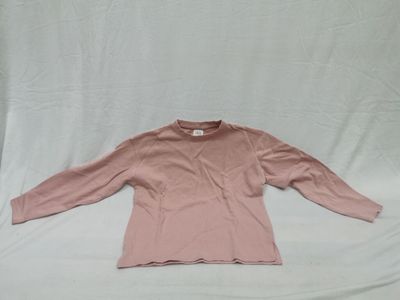 haut rose à manches longues sur fond blanc