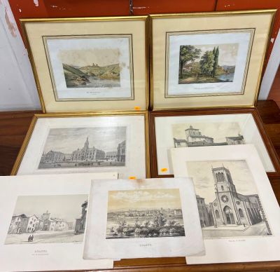 quatre photos encadrées représentant une église et d'autres bâtiments, posées sur une table