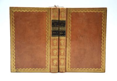 un vieux livre à la couverture brune posé sur une table