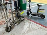 un scooter et un autre scooter dans un entrepôt
