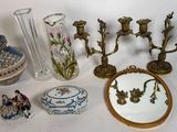 un grand nombre d'objets posés sur une table